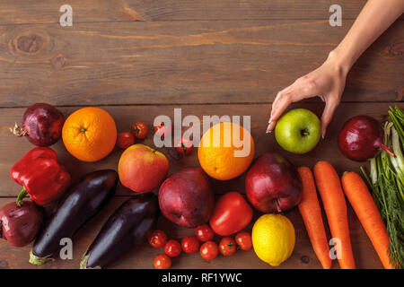 Junge Mädchen an Küche gesunde Lebensweise Tabelle close-up Apple unter Stockfoto