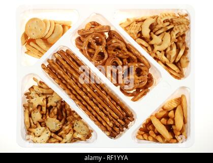 Salzige Snacks, verschiedene Cracker und Brezeln Stockfoto