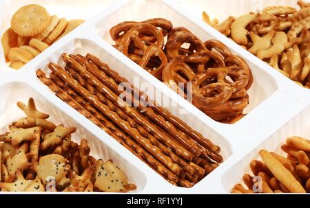 Salzige Snacks, verschiedene Cracker und Brezeln Stockfoto