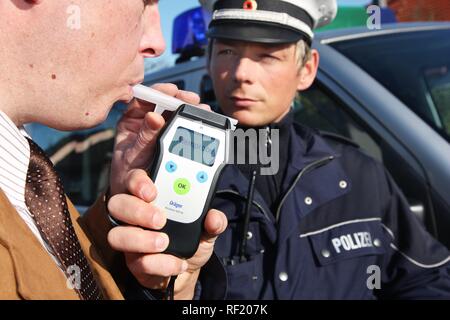 Alkohol Atemtest, Treiber getestet mit einem breathalyzer, breathalyzer, Mettmann, Nordrhein-Westfalen Stockfoto