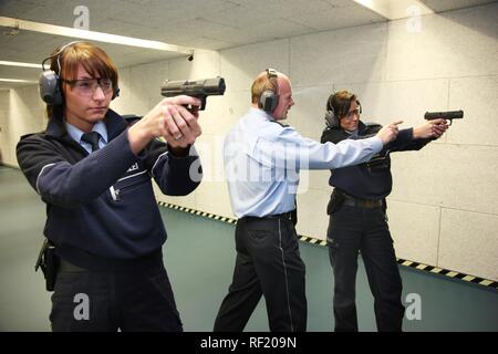 Routine Waffen Ausbildung bei der Polizei HQ oder zentrale Schießstand, Mettmann, Nordrhein-Westfalen Stockfoto