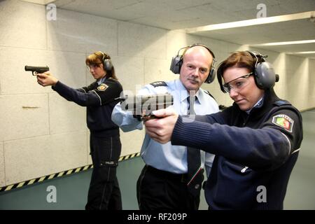 Routine Waffen Ausbildung bei der Polizei HQ oder zentrale Schießstand, Mettmann, Nordrhein-Westfalen Stockfoto