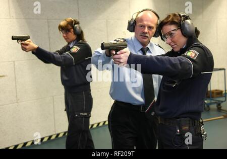 Routine Waffen Ausbildung bei der Polizei HQ oder zentrale Schießstand, Mettmann, Nordrhein-Westfalen Stockfoto