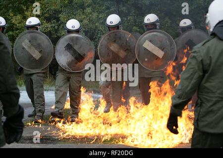 Niederländische Polizei squad während Brandschutz Ausbildung in einem internationalen Workshop am Institut für die polizeiliche Ausbildung Stockfoto