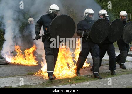 Niederländische Polizei squad während Brandschutz Ausbildung in einem internationalen Workshop am Institut für die polizeiliche Ausbildung Stockfoto