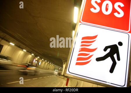 Beleuchtete Notausgang Schild in einem autobahntunnel, die dich zu einem fluchttunnel Stockfoto