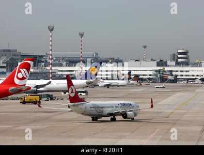 Turkish Airlines Boeing 737, Flughafen Düsseldorf International, Düsseldorf, Nordrhein-Westfalen Stockfoto