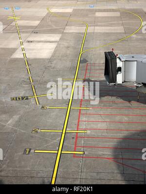 Fluggastbrücke, Flügel und Parkplatz Marker für Flugzeuge auf dem Vorfeld, Duesseldorf-International Flughafen, Düsseldorf Stockfoto