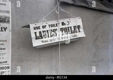 1955, historische Zeichen hängen an einem Zelt an einer im zeigen für den Einsatz der Damen Wc, Kalkulation 3d, England, UK. Stockfoto