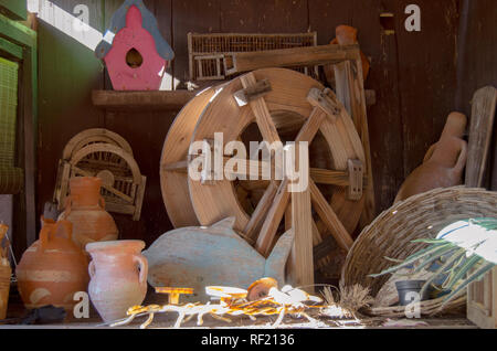 Alten kleinen hölzernen Mühlrad, Schlamm container Bird House decor Vintage Brown Stockfoto