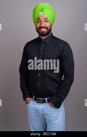 Junge indische Sikh Geschäftsmann das Tragen von grünen Turban Stockfoto