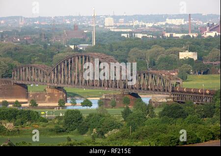 Eisenbahnbrücke für Güterzüge über den Rhein in der Nähe von Duisburg, Nordrhein-Westfalen Stockfoto