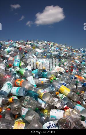 Kunststoff Recycling, PET-Flaschen und Plastik Müll werden geschreddert und gedrückt, Essen, Nordrhein-Westfalen Stockfoto