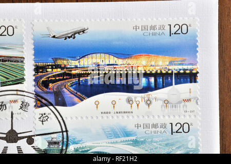 CHINA - UM 2008: Eine in China gedruckte Briefmarke zeigt 2008-25 Flughäfen in shanghai, um 2008. Stockfoto