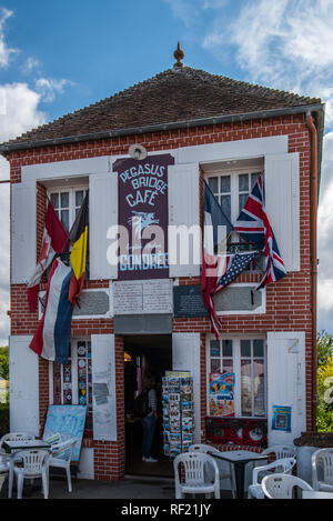 Die Brücke über den Canal de Caen war das erste Ziel von Airborne Truppen in der Normandie am D-Day Kampagne 1944 Das Cafe war genommen. Stockfoto