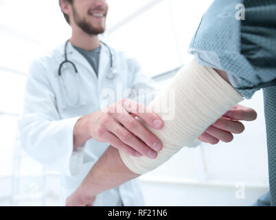 Orthopäde beruhigt seine Patientin. Stockfoto