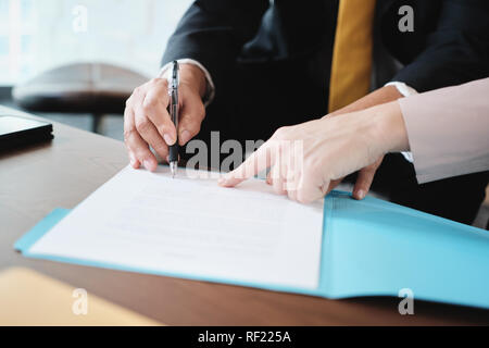 Asiatische Manager unterzeichnen Vereinbarung für die Krankenversicherung mit Business Woman Stockfoto