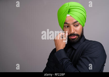 Junge indische Sikh Geschäftsmann das Tragen von grünen Turban Stockfoto