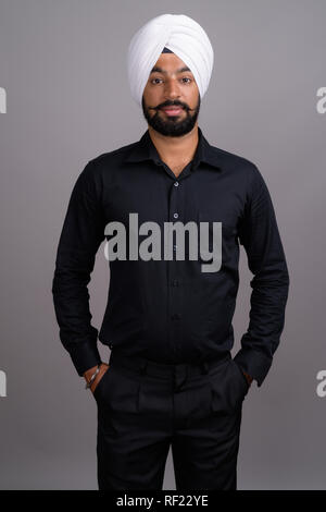 Junge indische Sikh Geschäftsmann mit weißen Turban Stockfoto