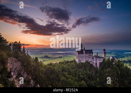 Blick auf das Schloss Neuschwanstein von der Brücke Marienbrücke bei Sonnenuntergang Stockfoto