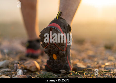 In der Nähe der Füße ein Wanderer Stockfoto