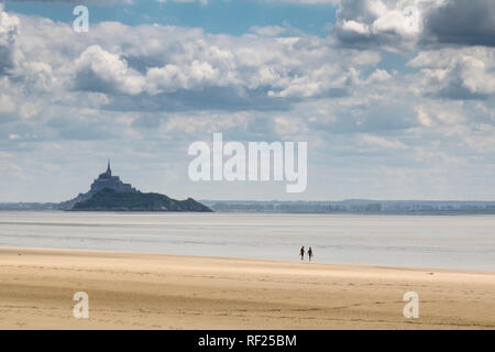 Strand bei Genêts, Normandie, Frankreich mit Blick auf Monto Saint Michel Stockfoto