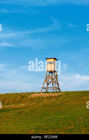 Hunter's Hochsitz mit blauem Himmel, Baden-Württemberg, Deutschland Stockfoto