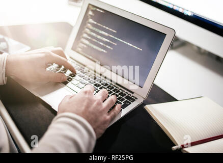 Ersonen Codierung oder Web Design auf Laptop Stockfoto
