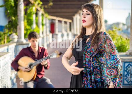 Band traditionelle Musik fado unter Pergola mit portugiesischen Kacheln genannt Azulejos in Lissabon, Portugal Stockfoto