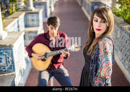 Band traditionelle Musik fado unter Pergola mit portugiesischen Kacheln genannt Azulejos in Lissabon, Portugal Stockfoto