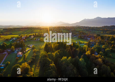 Deutschland, Oberbayern, Alpenvorland, Luftaufnahme von Seehausen bei Sonnenaufgang Stockfoto