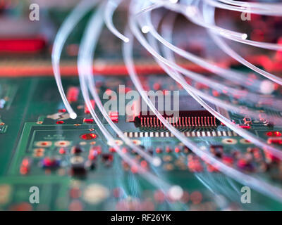 Fiber Optics Angriff auf elektronischen Leiterplatten mit einem Virus Stockfoto