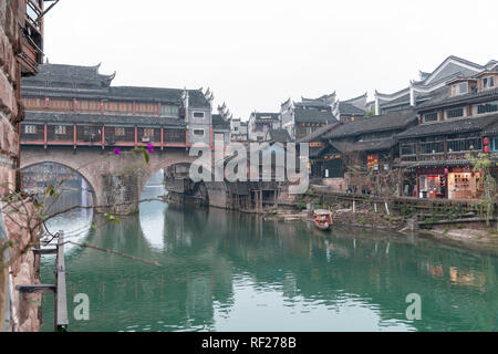 FENGHUANG, Hunan, China - 12. Dezember 2018: kleine Altstadt, entlang der Tuo Jiang Fluss in der chinesischen Provinz Hunan, gilt als eines der grössten Wunder Stockfoto