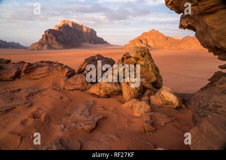 Landschaft mit Felsen in der Wüste Wadi Rum, Jordanien Stockfoto