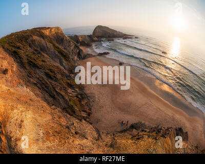 Portugal, Alentejo Zambujeira do Mar, Praia dos Alteirinhos, Felsformationen am Strand am Abend Stockfoto