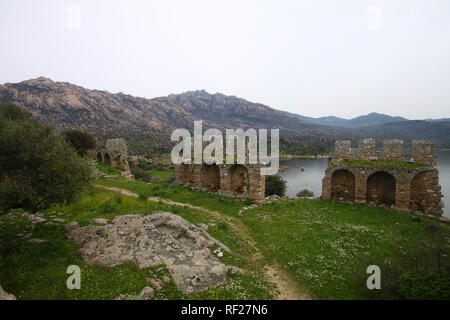 Verfallenen Mauern der Burg über den See Bafa in einem Naturschutzgebiet im Südwesten der Türkei Stockfoto