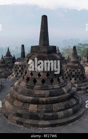 Tempelanlage Borobudur, Stupas, Borobudur, Yogyakarta, Java, Indonesien Stockfoto