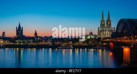 Groß St. Martin, Rathaus, Kölner Dom und Hohenzollernbrücke, Altstadt Damm, Rhein, Köln, Rheinland Stockfoto