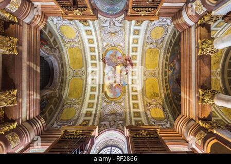 Blick auf die Decke der Österreichischen Nationalbibliothek in Wien, Österreich Stockfoto