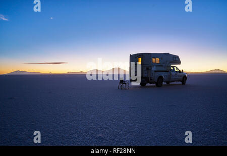 Bolivien, Salar de Uyuni, Camper auf Salz See bei Sonnenuntergang Stockfoto