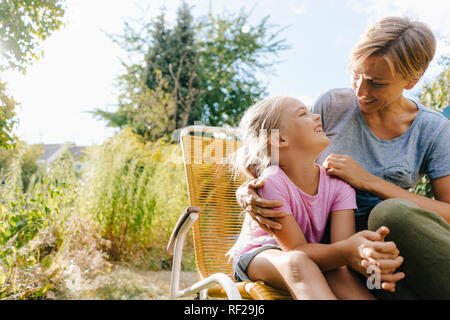 Mutter und Tochter Spaß im Garten Stockfoto