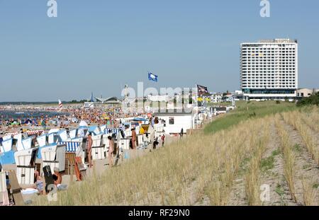 Strand, Dünen und das Hotel Neptun, Ostseebad Warnemünde, Rostock, Mecklenburg-Vorpommern Stockfoto