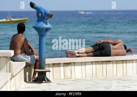 Siesta an der Hafenpromenade in Ayia Napa, Zypern, Europa Stockfoto