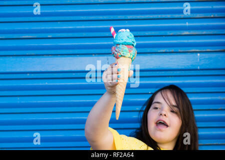 Jugendlicher Mädchen mit Down-syndrom ein Eis genießen. Stockfoto