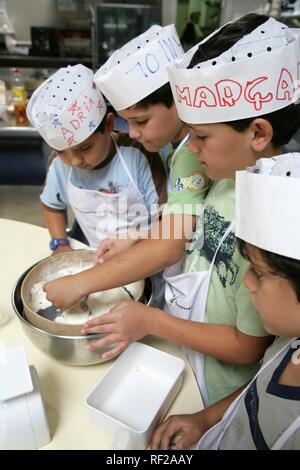 Kinder- Kochkurs, Aula de Cuina de l'Emporda, kulinarischen Schule in katalanischen Essen spezialisiert, Calella de Palafrugell Stockfoto