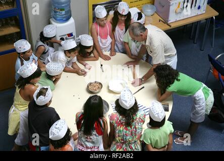 Kinder- Kochkurs, Aula de Cuina de l'Emporda, kulinarischen Schule in katalanischen Essen spezialisiert, Calella de Palafrugell Stockfoto