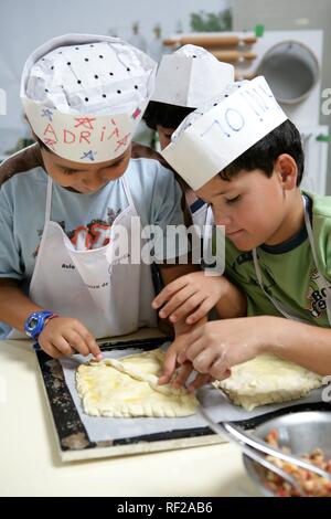 Kinder- Kochkurs, Aula de Cuina de l'Emporda, kulinarischen Schule in katalanischen Essen spezialisiert, Calella de Palafrugell Stockfoto