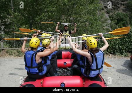 Üben am Ufer, whitewater rafting auf einem Berg River in den Pyrenäen in der Nähe von rialp, Katalonien, Spanien, Europa Stockfoto