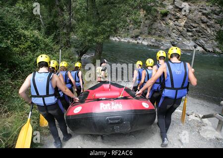 Mannschaft mit dem Floß, whitewater rafting auf einem Berg River in den Pyrenäen in der Nähe von rialp, Katalonien, Spanien, Europa Stockfoto