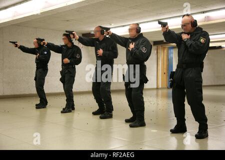 Nordrhein-westfälische SWAT Polizei während der Praxis an einem Schießstand, Nordrhein-Westfalen, Deutschland Stockfoto